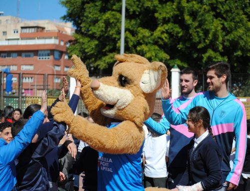 Alegría e ilusión en la visita del Club Melilla Baloncesto al CEIP Reyes Católicos