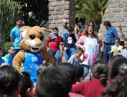 Bailes y sonrisas en la visita del Club Melilla Baloncesto al CEIP Gabriel de Morales