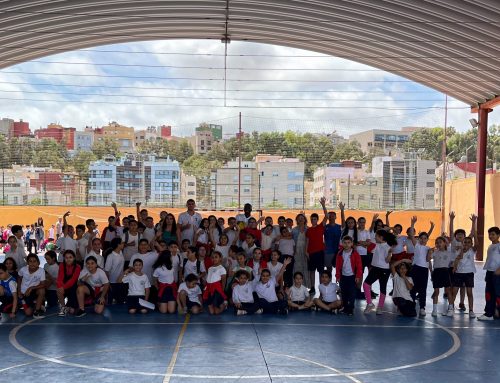 El Club Melilla Baloncesto visita el CEIP Velázquez en una mañana de baloncesto y diversión.