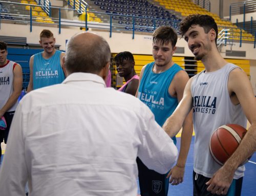 El presidente del Club Melilla Baloncesto visita al equipo para desearles suerte en sus próximos partidos