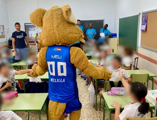 El Club Melilla Baloncesto visita a los alumnos del Colegio Reyes Católicos.