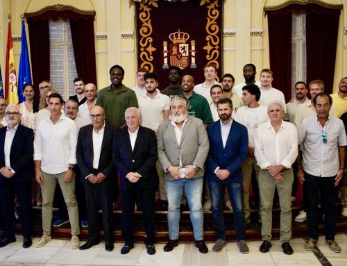 El Presidente de la ciudad, D. Juan José Imbroda, junto con el Consejero de Educación, Juventud y Deportes, D. Miguel Ángel Fernández, reciben al Club Melilla Baloncesto en el Salón Dorado.