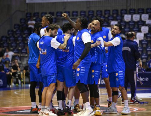 El Melilla Ciudad del Deporte sufre una dura derrota en Santiago en un partido marcado por el dominio local tras el descanso.